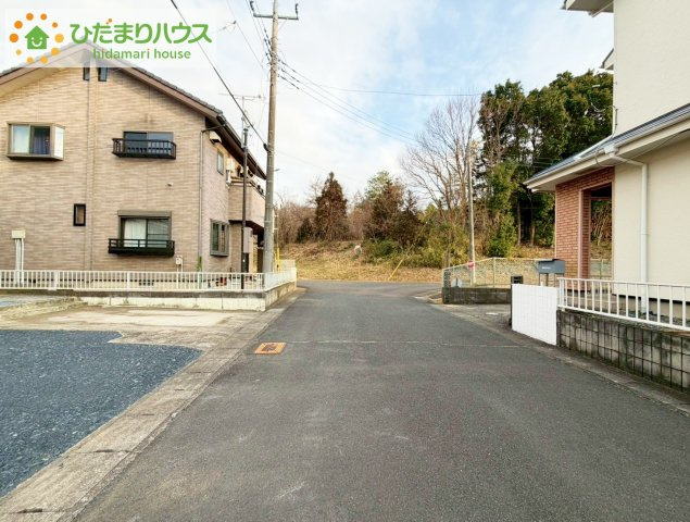 常陸太田市真弓町　中古戸建の前面道路含む現地写真|前面道路幅6ｍ☆