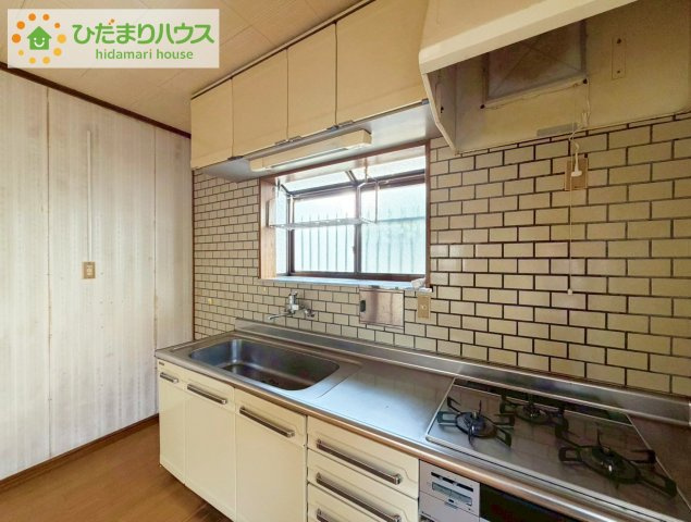 常陸太田市真弓町　中古戸建のキッチン|"奥様に少しでもゆとりと笑顔を・・・(*^^*)
キッチンから洗面所へのスムーズな動線が、家事の効率をUPしてくれます！"
