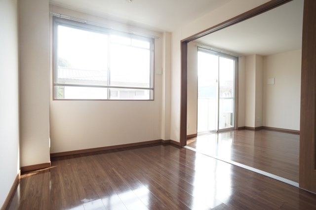 サニーイースト生駒の洋室