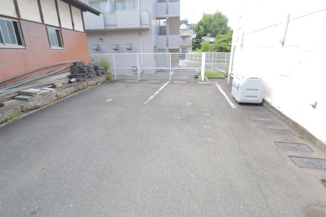 サニーイースト生駒の駐車場