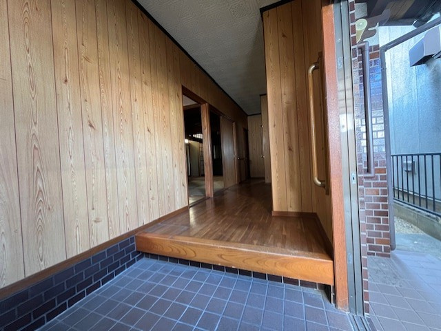 加古川市加古川町稲屋の玄関|【玄関】
ベビーカーなどでも出入りがしやすい、ゆとりのある広さです。玄関ドアは、引き戸が採用されています。開閉時にデッドスペースがうまれないため、空間を有効的に使用できます。