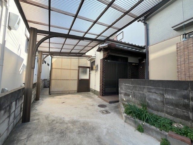 加古川市加古川町稲屋の駐車場|【カースペース】
普通車1台分・小型車1台分のカースペースが設けられた住まい(車種制限あり)。バイク・自転車置場としても活用できます。一部カーポート付きのため、雨天時でも乗り降りしやすいです。