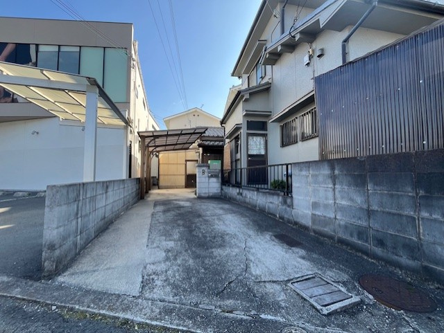 加古川市加古川町稲屋の駐車場|【カースペース】
幅員約8.0mの公道に面しています。前面道路から奥まったところに住まいが建築されているため、プライバシーが守られやすいです。周辺環境とあわせて、ぜひ一度現地をご見学ください。