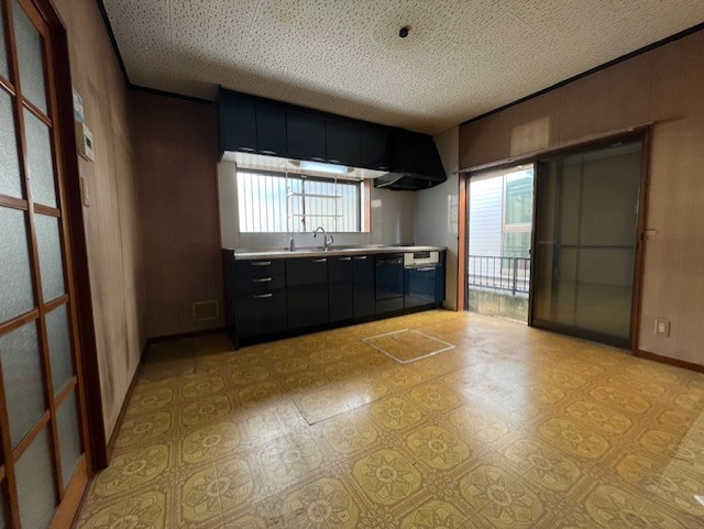 加古川市加古川町稲屋のキッチン|【ダイニングキッチン】
2面採光で風通しのよい空間です。調理後の匂いも室内にこもりにくく、ご家族団らんのひとときを快適にお過ごしいただけます。