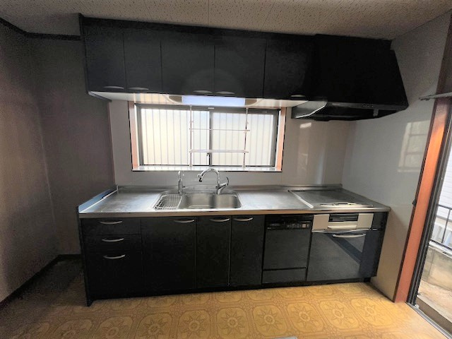 加古川市加古川町稲屋のキッチン|【キッチン】
IHクッキングヒーター・食器洗乾燥機が搭載された、機能的なキッチン。火元がないため、夏場の調理でも暑さを感じにくいです。上下に収納スペースが設けられているため、調理器具類などを収納可能。