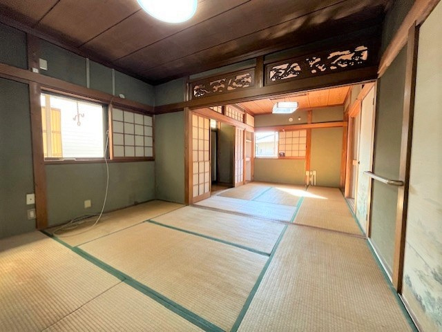 加古川市加古川町稲屋の和室|【1階和室】
1階にある約6.0帖の和室2部屋は、扉を開放すれば続き間として利用可能です。寝室や食後の寛ぎスペースなど、多目的に活用できます。