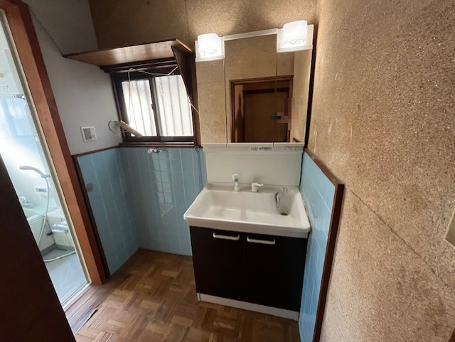 加古川市加古川町稲屋の洗面所|【洗面】
ヘアセットやメイクの際に利用しやすい、三面鏡付きの洗面化粧台が設置されています。鏡裏や洗面ボウル下に、スキンケア用品などを収納可能です。