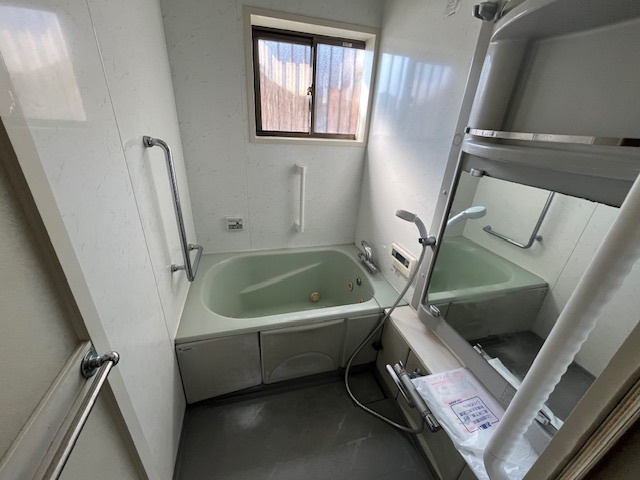 加古川市加古川町稲屋の浴室|【浴室】
立ち座りをサポートする手すりが設置された浴室。窓付きのため、自然換気が叶います。シャンプー類などを置くことができる、ミラー付きの棚が設けられています。