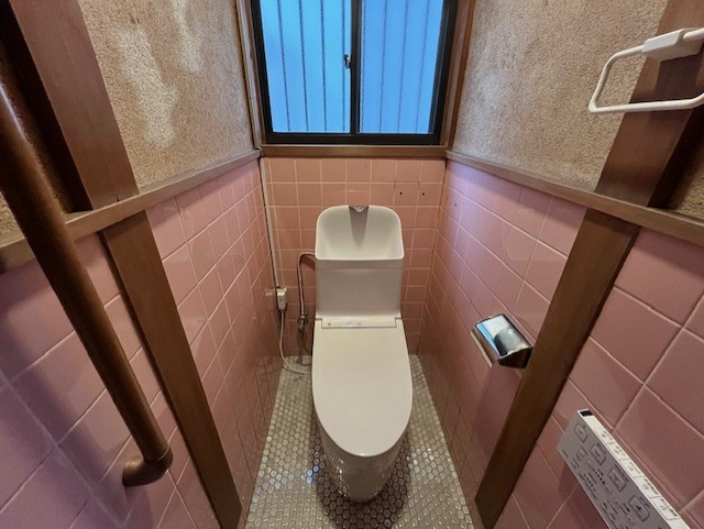 加古川市加古川町稲屋のトイレ|【トイレ】
1年を通して快適に利用できる、温水洗浄便座付き。手洗い器一体型につき、使用後すぐに手を洗えて衛生的です。背面に窓があり、自然換気を行えます。