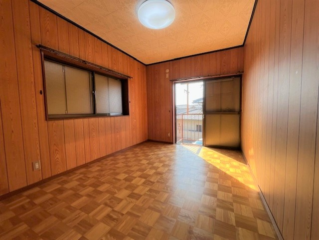 加古川市加古川町稲屋の洋室|【洋室】
バルコニーに面した南西側を含む2面採光で、爽やかな風が通ります。独立性が確保されたお部屋のため、プライベートな時間を快適に過ごせます。