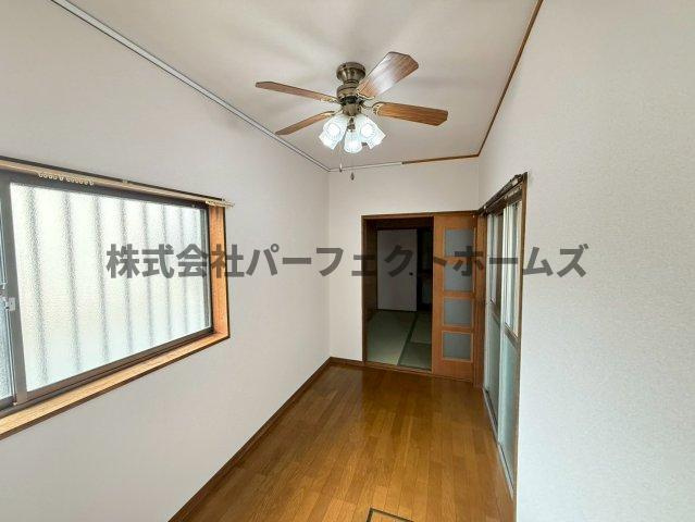 私市2丁目戸建　賃貸の洋室|明るい洋室です