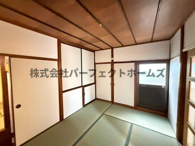 私市2丁目戸建　賃貸の和室|畳の上でゆっくりとくつろげる和室です