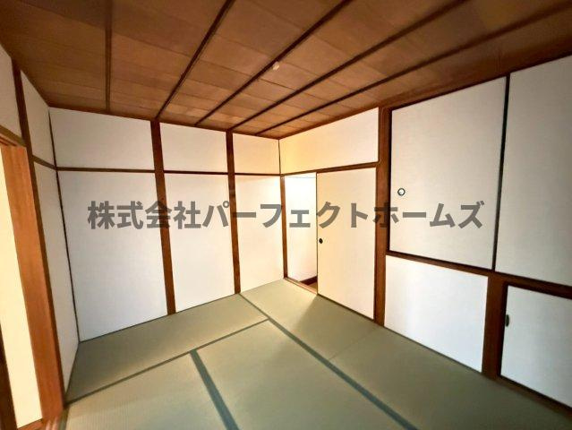 私市2丁目戸建　賃貸の和室|柔らかい畳が心地よい和室