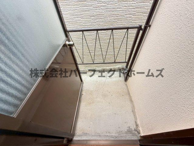 私市2丁目戸建　賃貸のバルコニー|バルコニー付きです