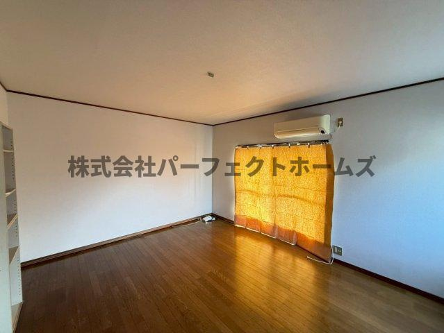 私市2丁目戸建　賃貸の洋室|広々とした洋室です