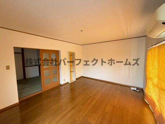 私市2丁目戸建　賃貸の洋室|落ち着いた色調の洋室です