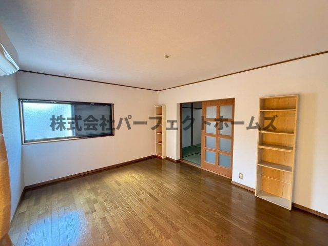 私市2丁目戸建　賃貸の洋室|広々とした洋室です