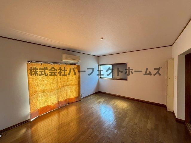 私市2丁目戸建　賃貸の洋室|広々とした洋室です