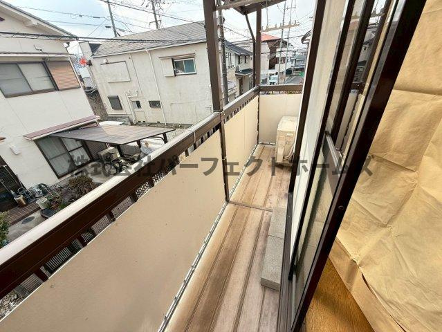 私市2丁目戸建　賃貸のバルコニー|暖かな日差しのふりそそぐバルコニー