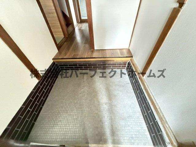 私市2丁目戸建　賃貸の玄関|ゆったりとした玄関です