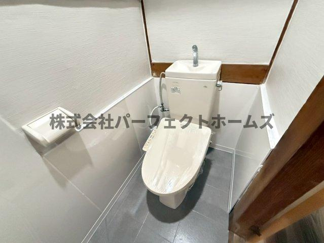 私市2丁目戸建　賃貸のトイレ|清潔感のあるトイレです