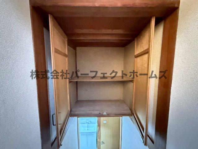 私市2丁目戸建　賃貸の収納|階段上収納です