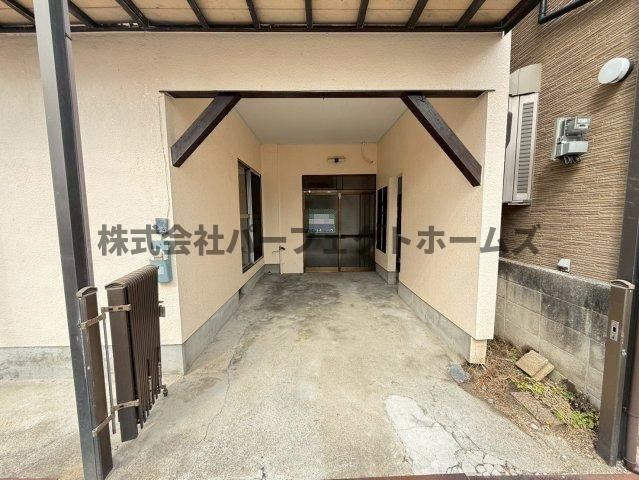 私市2丁目戸建　賃貸の駐車場|駐車スペースもあります