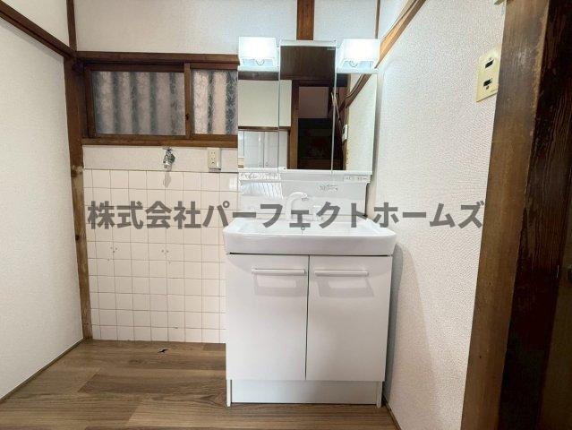 私市2丁目戸建　賃貸の独立洗面台|独立洗面化粧台が付いています