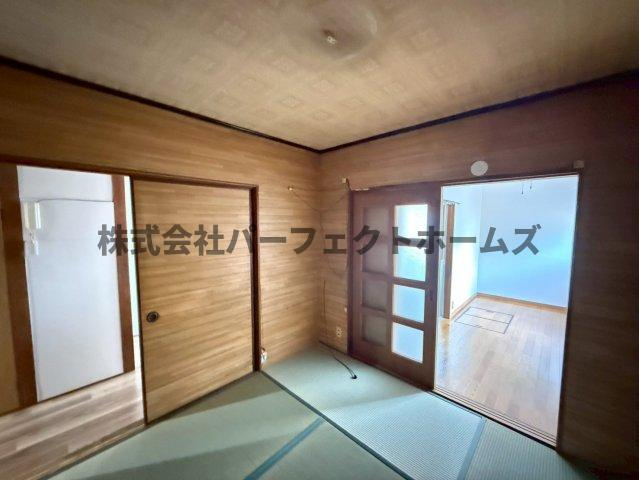 私市2丁目戸建　賃貸の和室|柔らかい畳が心地よい和室