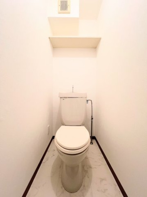 【トイレ】 | セザール青葉台 | ◆清潔感のある白を基調とした落ち着ける空間。小窓をもうけていますので、こもりやすい空気の入れ替えも簡単に行えますね！