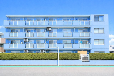 【外観】 | セザール青葉台 | ◆スカイブルーの美しくシャープなフォルムで佇む邸宅は、晴天の空と照らし合わせる事で、本来あるべき完成形の姿を見せてくれます。