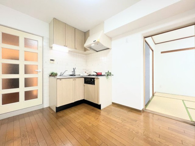 【居間・リビング】 | セザール青葉台 | ◆柔らかな色合いのフローリングと清潔感のあふれる白のクロスが明るい空間を創り出しているリビングダイニング。家族の集まる憩いの場にふさわしいです。