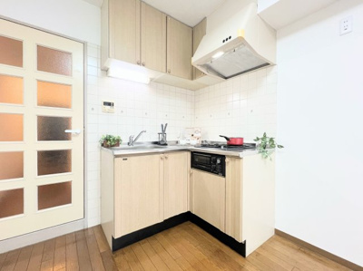 【キッチン】 | セザール青葉台 | ◆デザイン性と機能性を兼ね備えたキッチンです。リビングスペースとの一体感が生まれ、広々空間を演出してくれます。