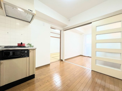 【居間・リビング】 | セザール青葉台 | ◆家族で食卓を囲むダイニングスペースと、ソファでゆったりくつろぐリビングスペースがしっかり区切られているので家具の配置や用途を使いわけしやすいです。