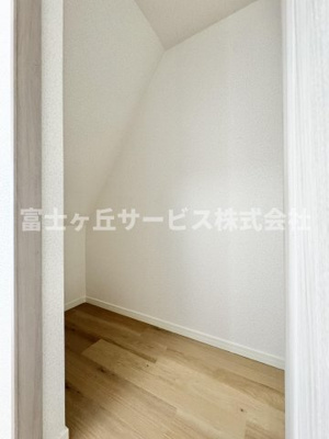 【収納】 | 静岡市清水区高橋1丁目 中古戸建て | 玄関ホールにある階段下収納です