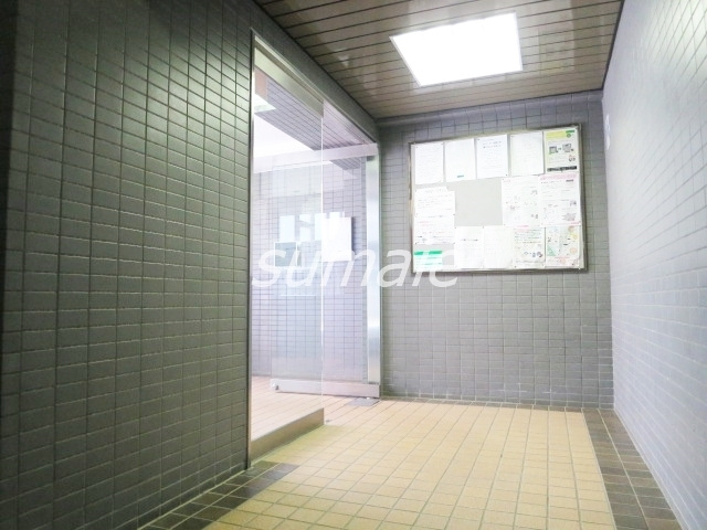 メインステージ十条のロビー|タイル張りのエントランスロビーです♪