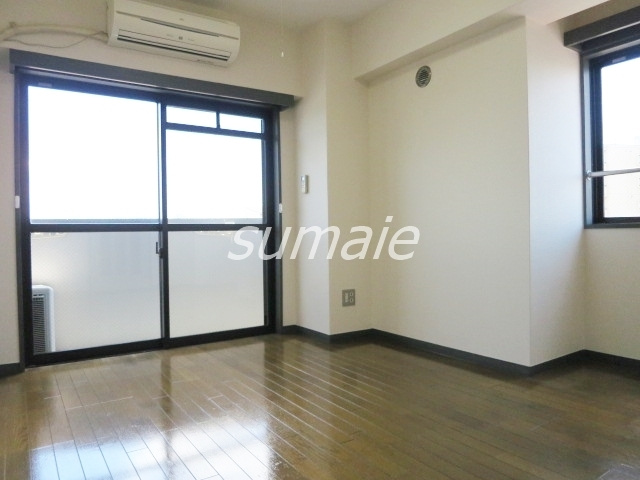 メインステージ十条の居間・リビング|明るい南東角部屋です☆