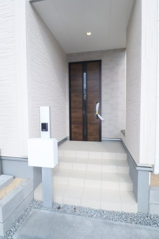 郡山市町東2丁目　　　2号棟　　　富田小学校、富田中学区　の玄関