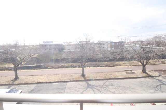 郡山市町東2丁目　　　2号棟　　　富田小学校、富田中学区　のバルコニー