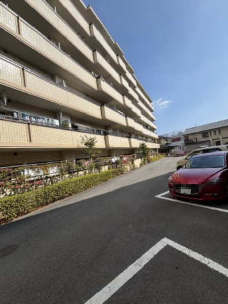 サーパス桂公園の駐車場