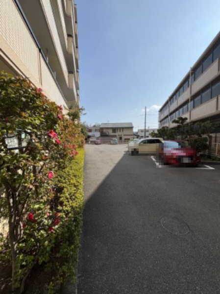 サーパス桂公園の駐車場