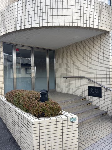 サーパス桂公園のエントランス