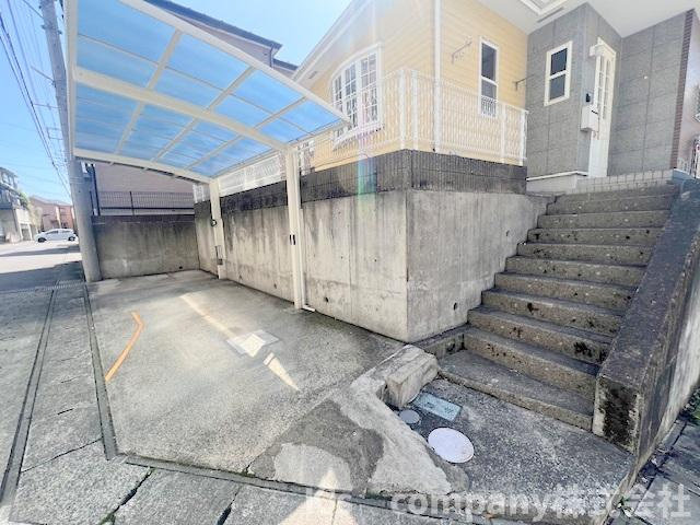 ■厚木市恩名4丁目　中古戸建の駐車場|駐車スペース◇カーポート付きで雨の日の出入りに嬉しい設備です♪