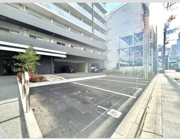 エスリード栄ル・クールの駐車場