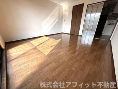 【居間・リビング】 | ロイヤル南手城 | 洋室10帖