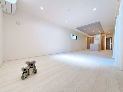 【居間・リビング】 | 高崎市塚田町　新築住宅 | 開放感あふれるリビング・ダイニングは、光と風を感じながら過ごせる心地よい空間。インテリアの映える落ち着いたデザインで、ゆとりある毎日を演出します。