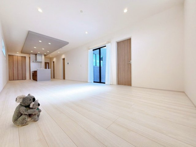 【居間・リビング】 | 高崎市塚田町　新築住宅 | 上質な素材感と明るい空間が調和するリビング・ダイニング。家族やゲストをもてなす、ワンランク上のくつろぎをお届けします。