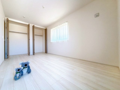 【洋室】 | 高崎市塚田町　新築住宅 | 窓からそそがれる暖かみのある明るい空間。広々としたプライベート空間で自分の時間を楽しめます。フローリング仕様で普段のお掃除も楽々です。