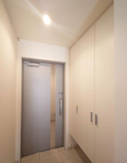 サーパス御殿前通り弐番館の玄関