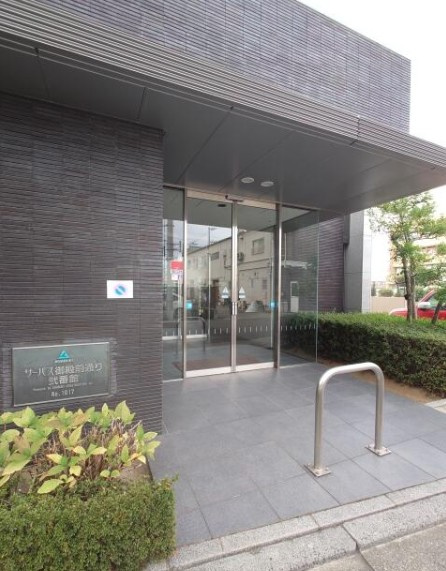 サーパス御殿前通り弐番館のエントランス